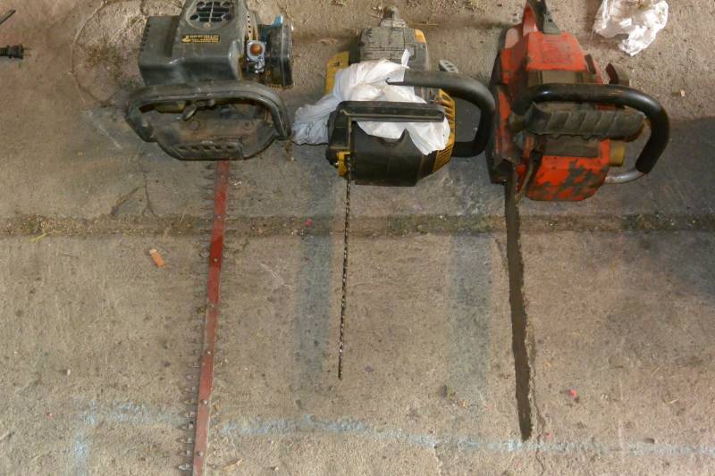 lot 21 image: Saws and hedge trimmer, needs work...