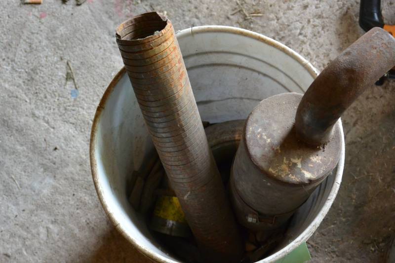 lot 27 image: Pail pump, lead in pail...