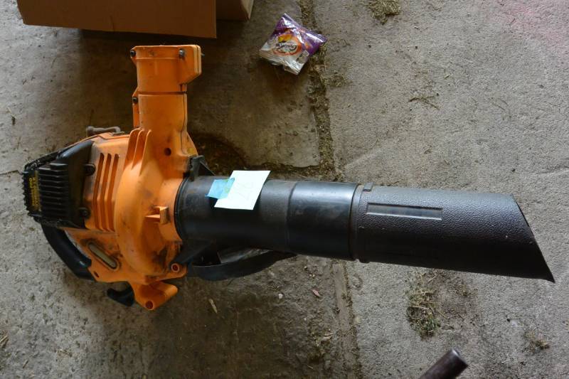 lot 28 image: Leaf blower, may need woork...