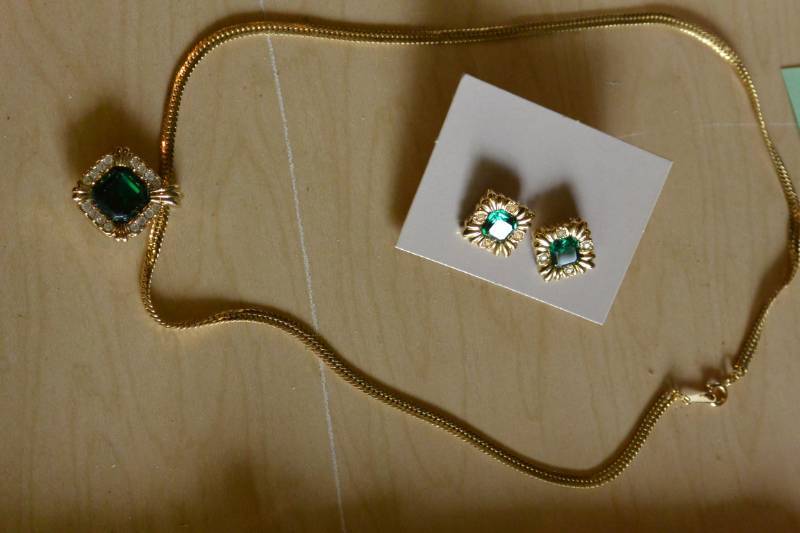 lot 46 image: Jewlery...