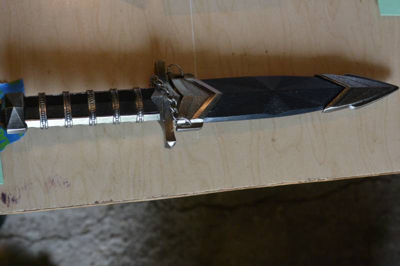lot 47 image: Knife...