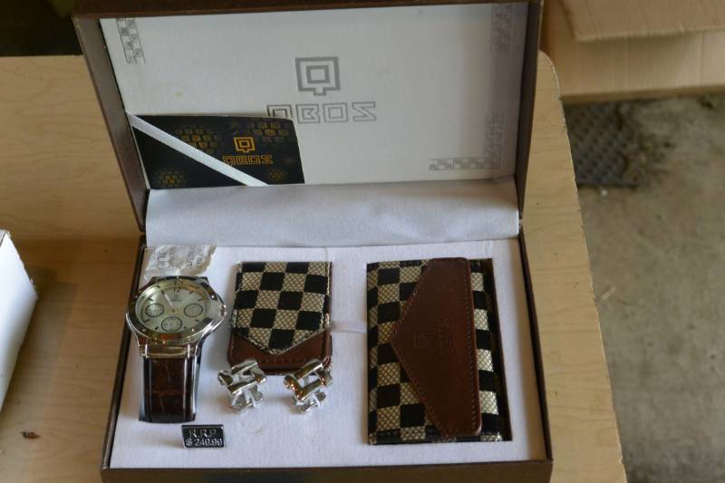lot 48 image: New watch set...