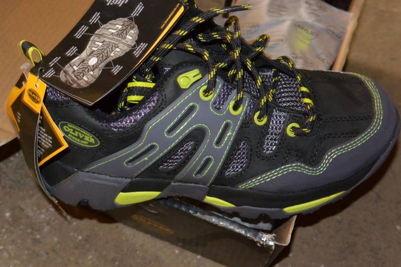 lot 59 image: Shoes, new steel toe size 9...