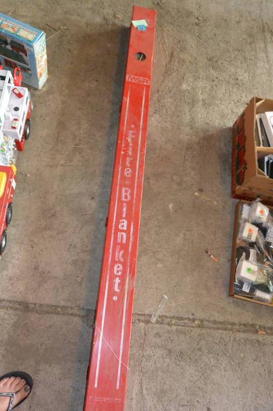 lot 92 image: Fire blanket, dcor...