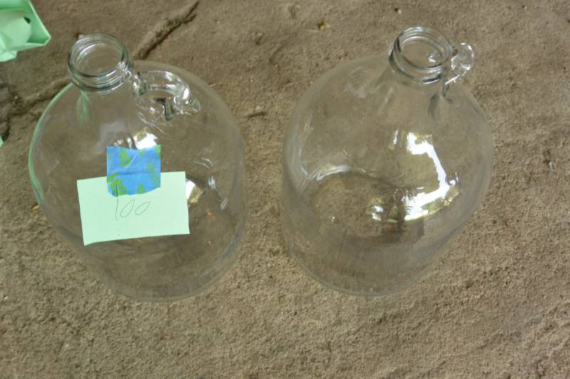 lot 100 image: Jars...