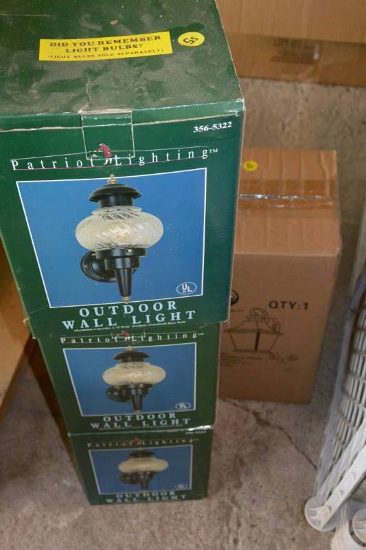 lot 117 image: Outdoor lights, new...