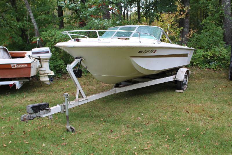 lot 4 image: Boat w Trailer, Mercruiser Inboard Motor