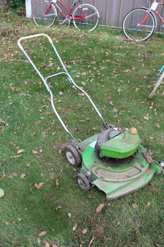 lot 51 image: Lawn Boy 21 Push Lawn Mower