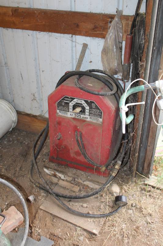 lot 28 image: Lincoln Electric 225A Arc Welder