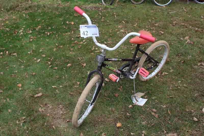 lot 42 image: Murray Ultra Neon Girls Bike