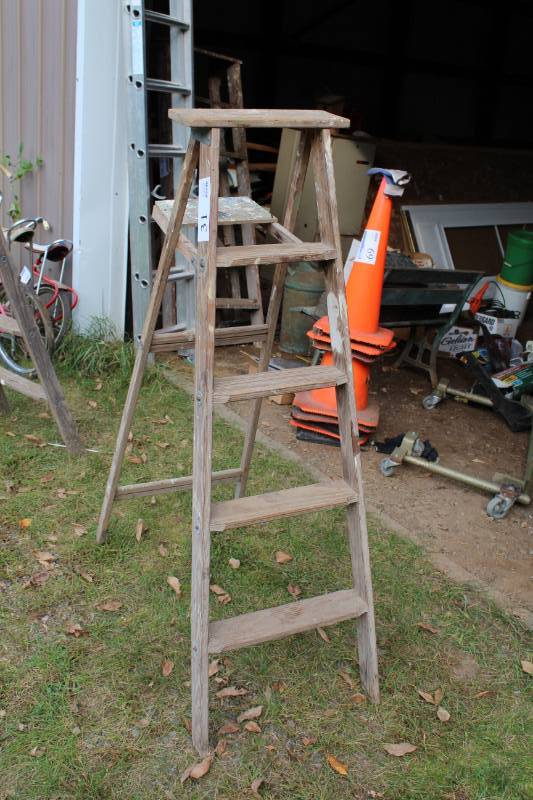 lot 31 image: 5ft. Wood Step Ladder
