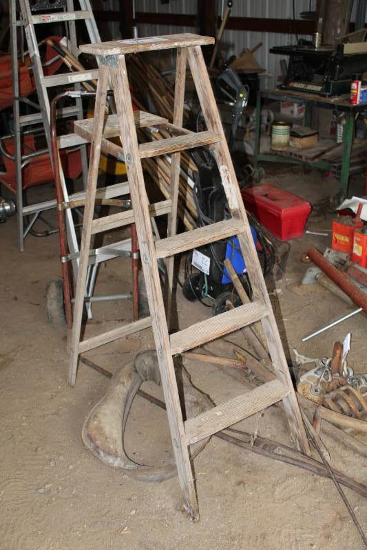 lot 36 image: 5ft. Wood Step Ladder