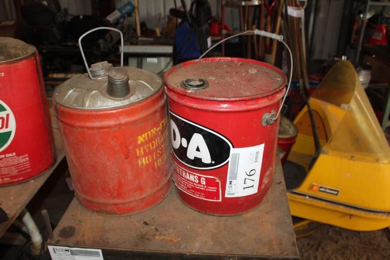 lot 176 image: Lot of (2) Vintage Metal Cans - Non Foam Hydraulic Hoist Heavy Oil, D-A Dexron Automotive Transmission Fluid