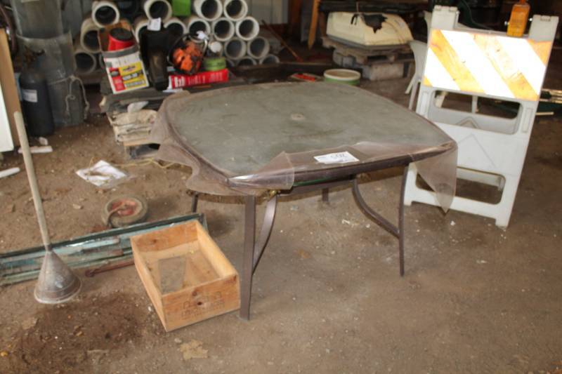 lot 205 image: Outdoor Patio Table