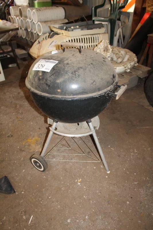 lot 329 image: Weber Charcoal Kettle Grill