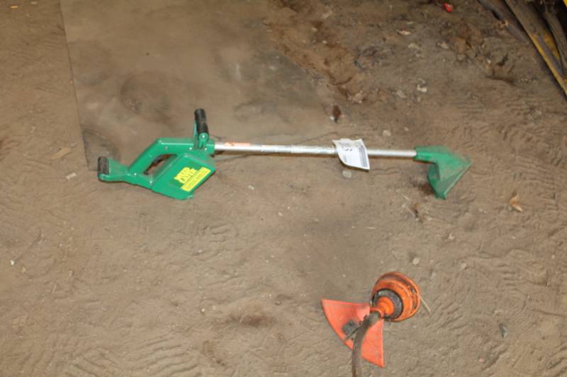 lot 203 image: Weedeater Cordless Trimmer