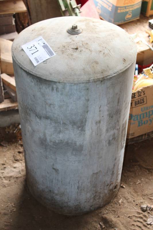 lot 371 image: American Radiator Steel Tank