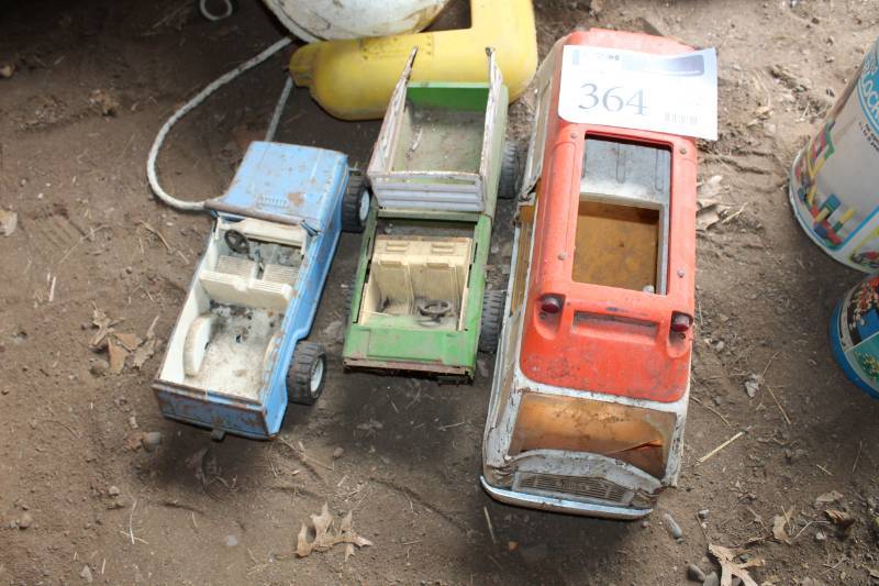 lot 364 image: Lot of (3) Vintage Metal Toy Trucks - Campers, Jeeps
