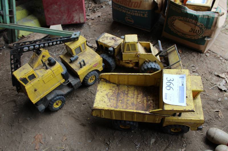 lot 366 image: Lot of (3) Vintage Tonka Metal Toy Trucks - Crane, Dump Truck, End Loader