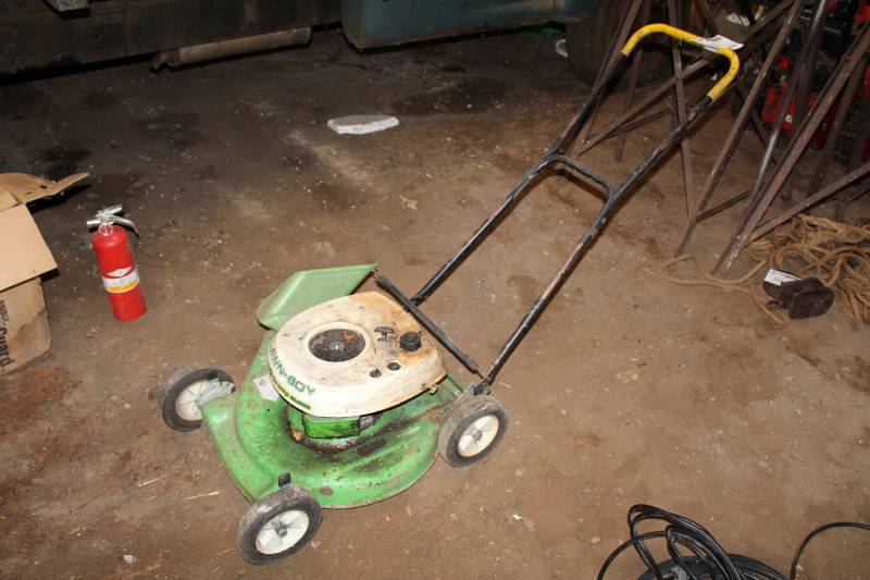 lot 411 image: Lawn Boy Scamp Push Lawn Mower