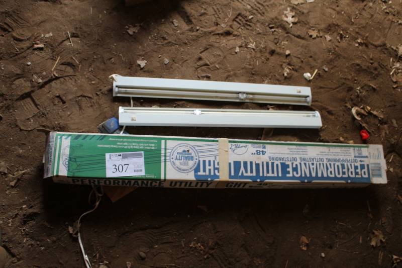 lot 307 image: Fluorescent Light Fixture