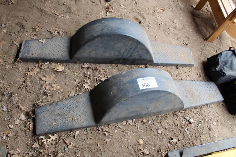lot 306 image: Lot of (2) Stepside Trailer Fenders