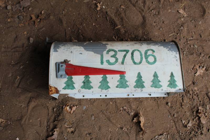 lot 332 image: Metal Mailbox