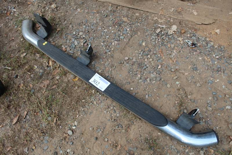 lot 302 image: 2001 Ford F-250 Skirt