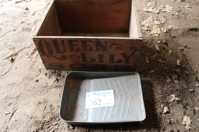 lot 262 image: Queen Lily Wood Soap Box, Paint Roller Tray