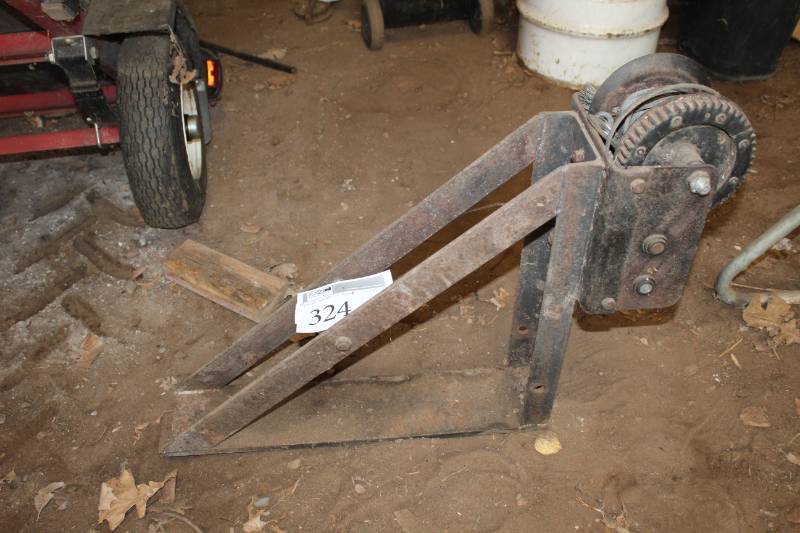 lot 324 image: Manual Winch w Brace