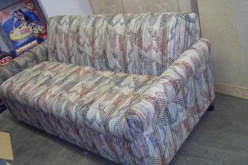 Small couch with hidabed