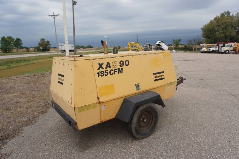 lot 4 image: 1998 Atlas Copca Model XAS90JD Tow Behind Commercial Air Compressor