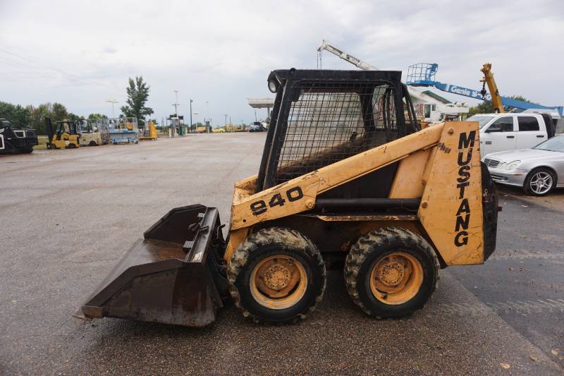 lot 8 image: Mustang 940 Skid Loader Skid Steer