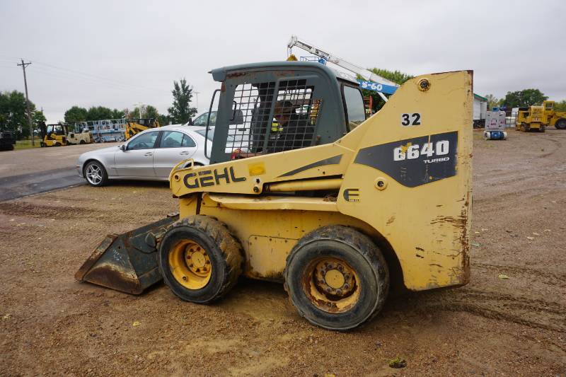 lot 2 image: 2007 Gehl Model 6640 Turbo Skid Loader Skid Steer RESERVE IS $8,500.00