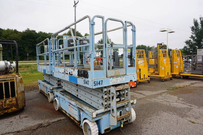 lot 3 image: Genie Model GS2646 ElectricHydraulic Scissors Lift