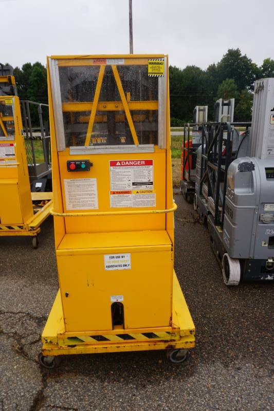 lot 17 image: Bil Jax XLT 1571 Electric Personnel Lift