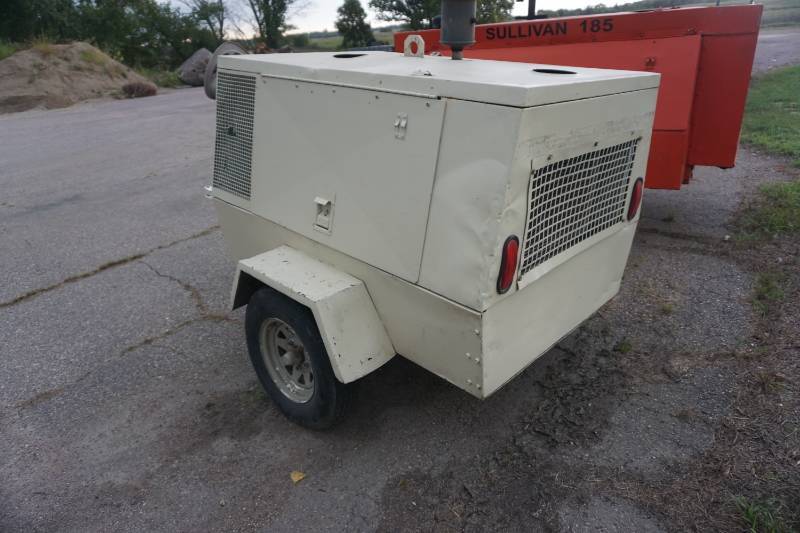 lot 7 image: Sullair Brand 125 CFM Tow Behnind Commercial Air Compressor RESERVE IS $3,900.00