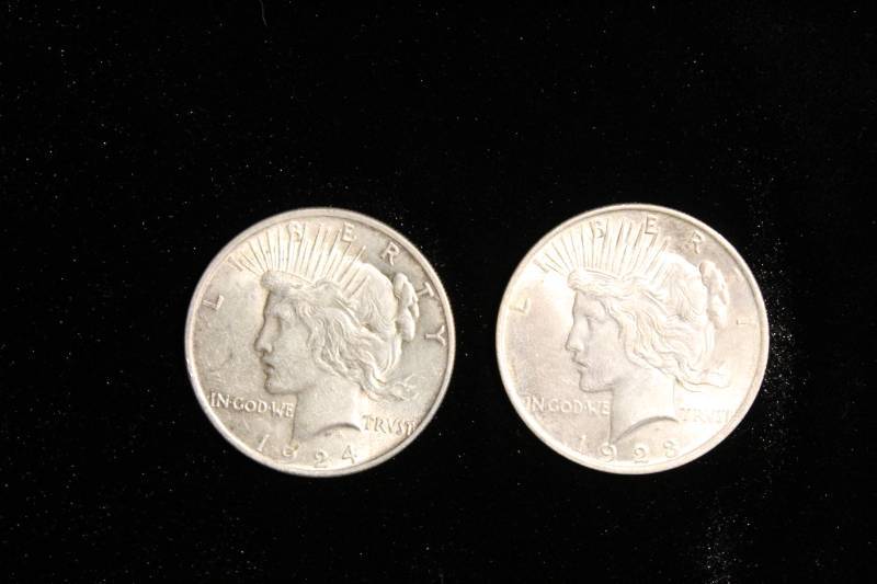 lot 107 image: Lot of (2) 1922-23 Peace Silver Dollars