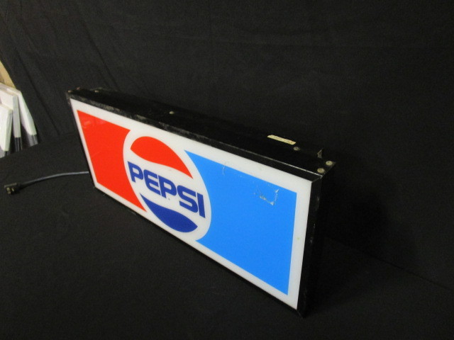 lot 13 image: Lighted Pepsi Sign