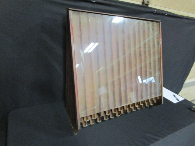lot 23 image: Vintage Cigarette Dispenser