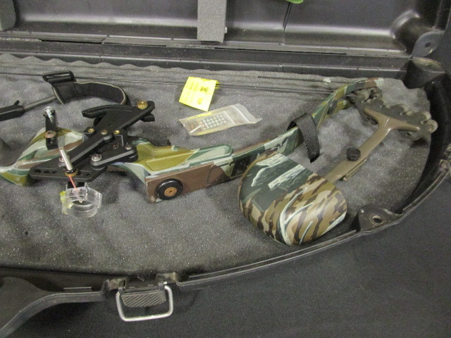 lot 66 image: Compound Bow