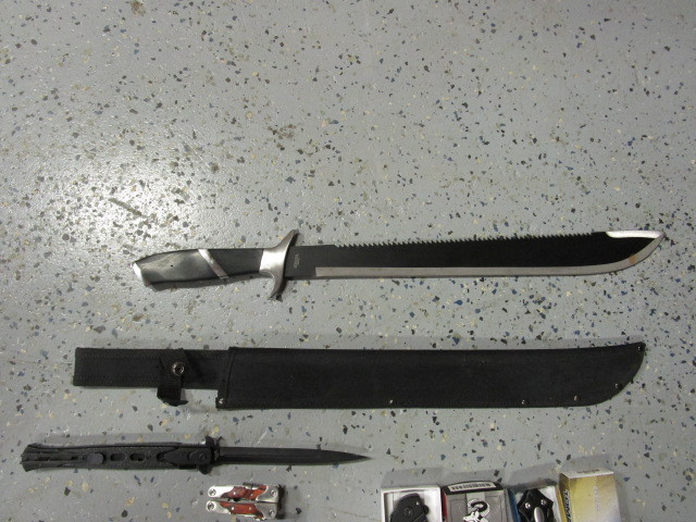 lot 77 image: Lot of Knives