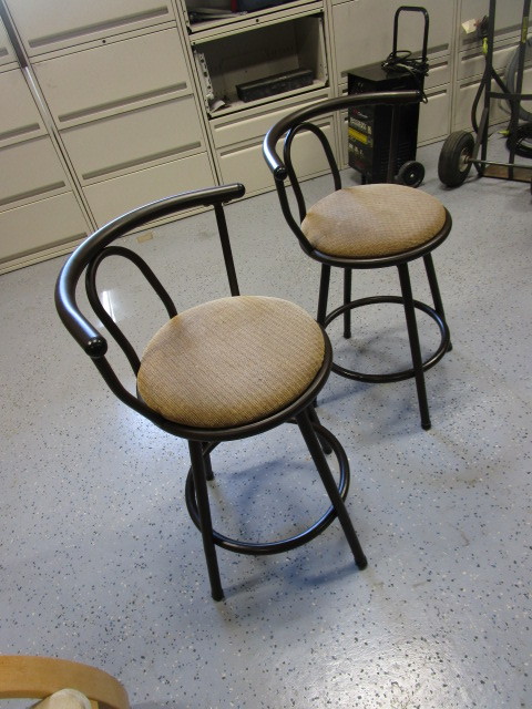lot 98 image: 2 Barstools
