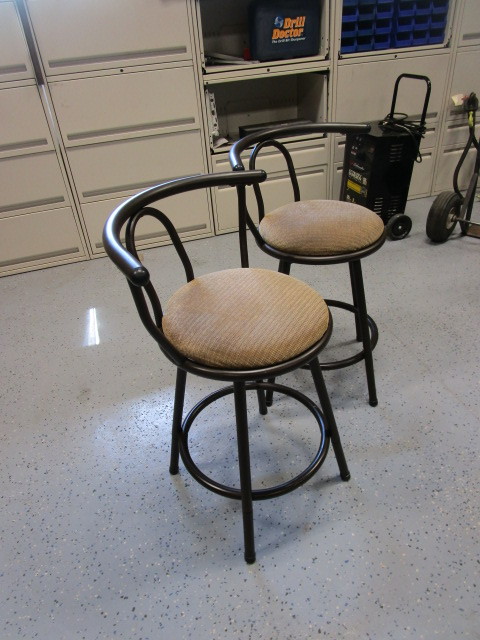 lot 99 image: 2 Barstools