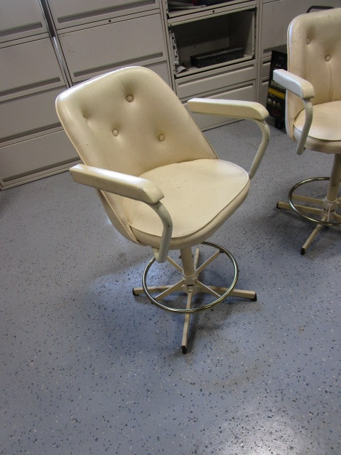 lot 100 image: 2 Barstools