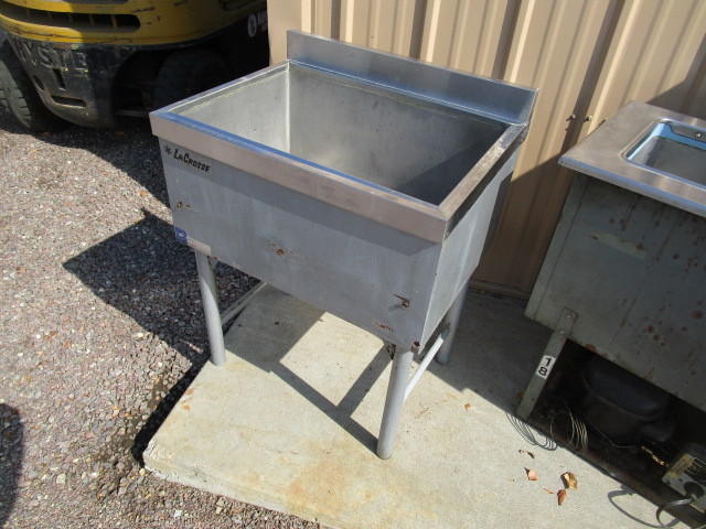 lot 9 image: Stainless Steel Insulated Sink