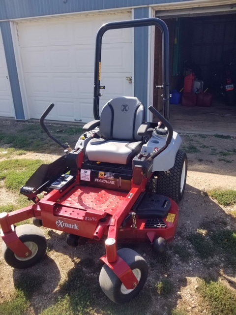 lot 4 image: 2017 Exmark Lawnmower