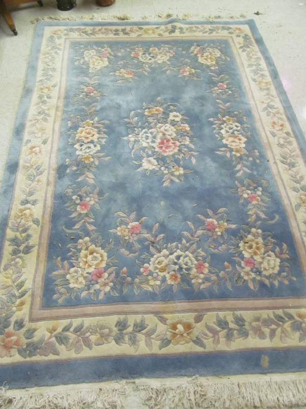 lot 1 image: Area Rug
