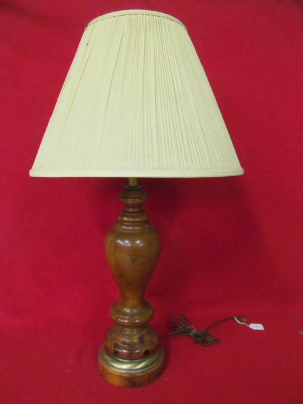 lot 17 image: lamp