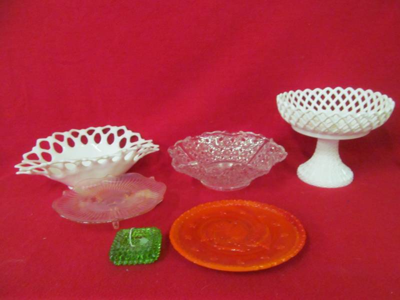 lot 21 image: Vintage Fenton, Depression, Milk glass